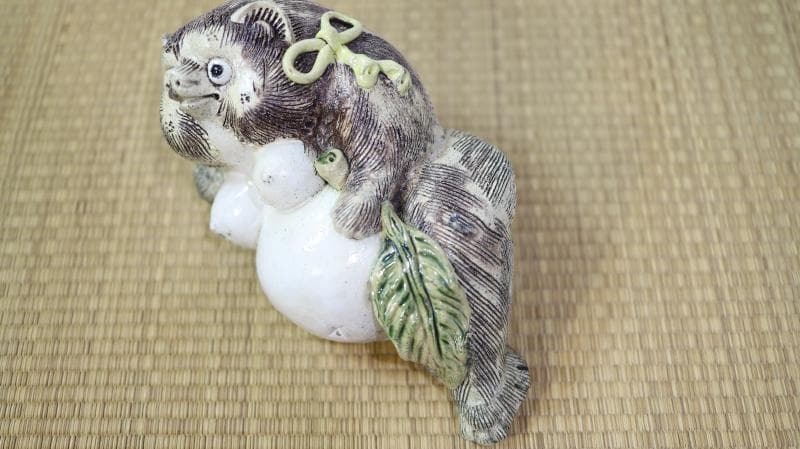 ◆信楽焼　珍しい女の狸さん　長さ32㎝ 　置物