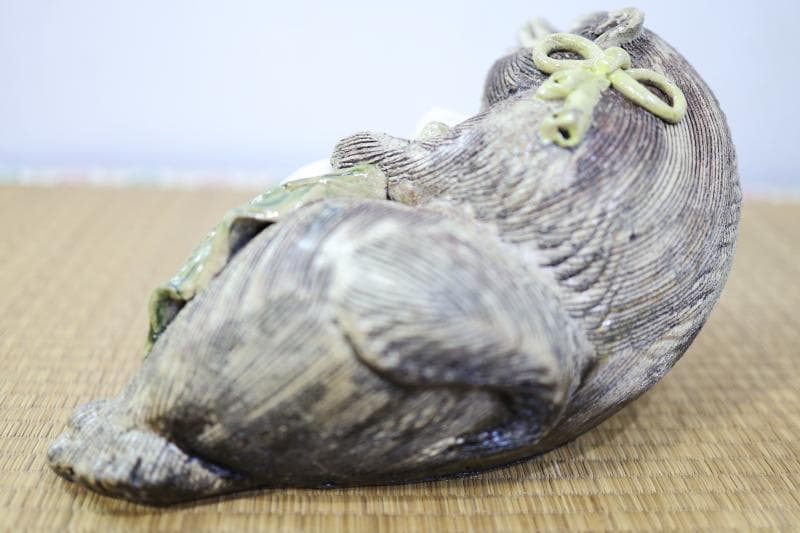 ◆信楽焼　珍しい女の狸さん　長さ32㎝ 　置物