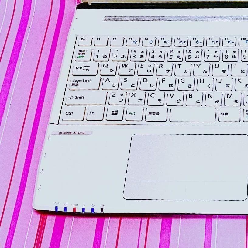 良品✨DVDやＣＤも聞ける1点物✨富士通白ノートパソコンカメラ付大容量69750