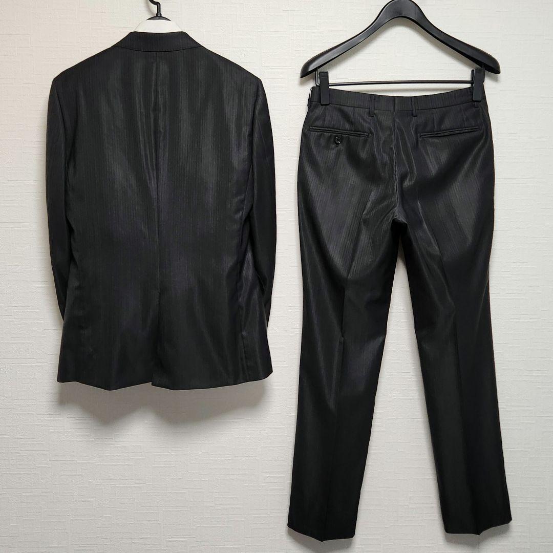 アオキ　レミュー　メンズスーツ　スリーピース　ダークグレー　ストライプ　光沢生地