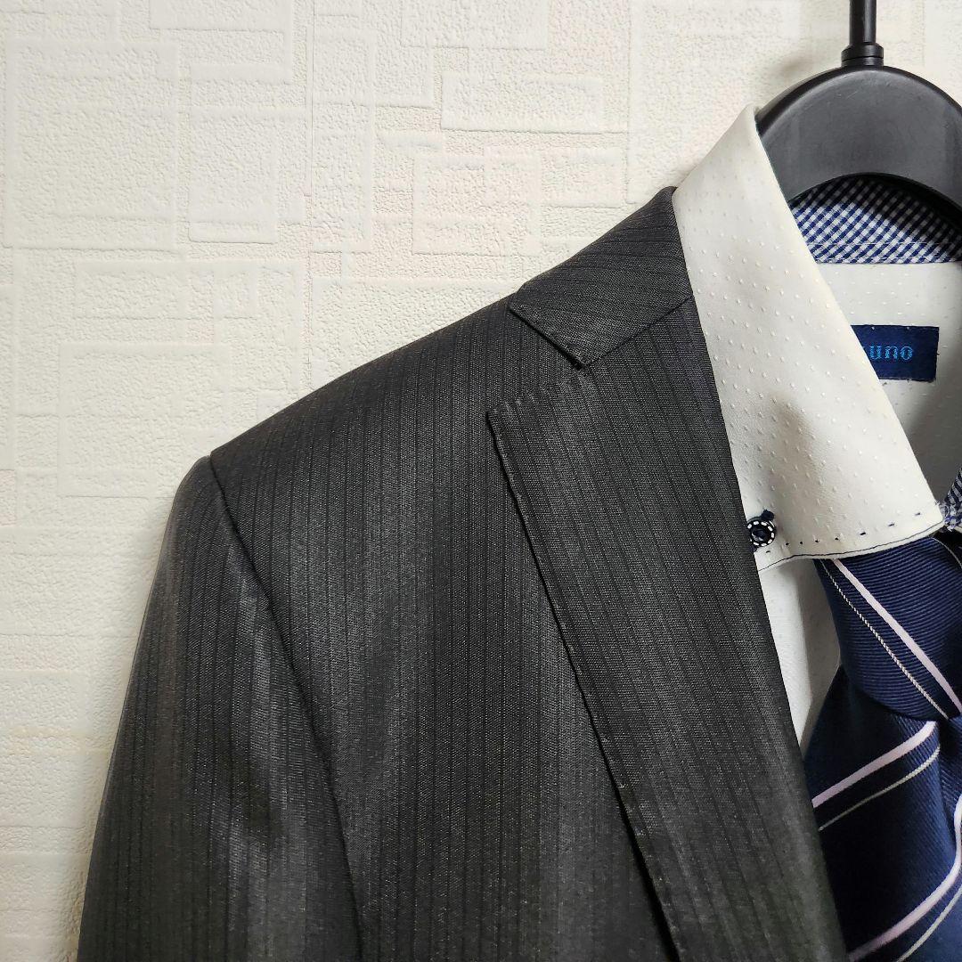 アオキ　レミュー　メンズスーツ　スリーピース　ダークグレー　ストライプ　光沢生地