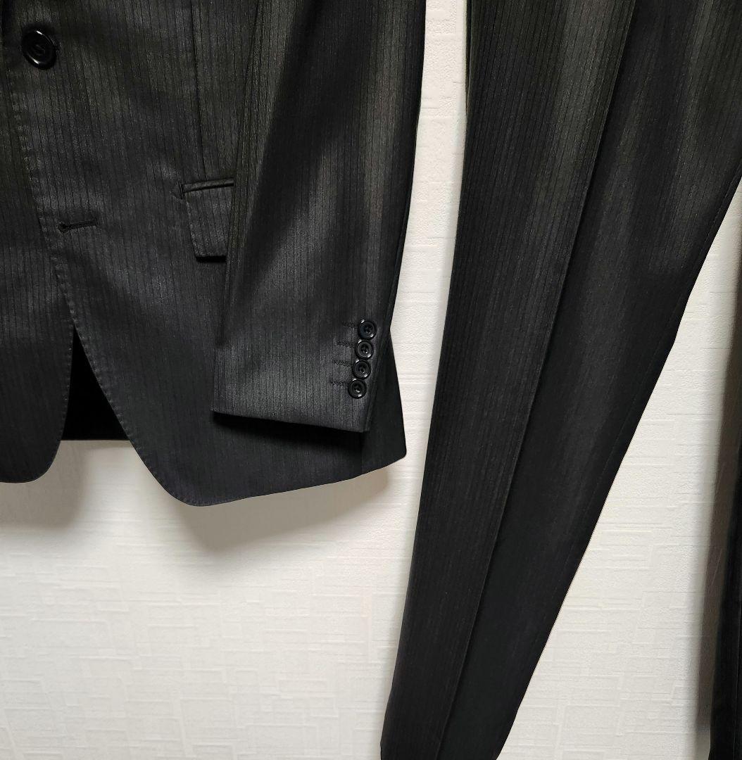 アオキ　レミュー　メンズスーツ　スリーピース　ダークグレー　ストライプ　光沢生地