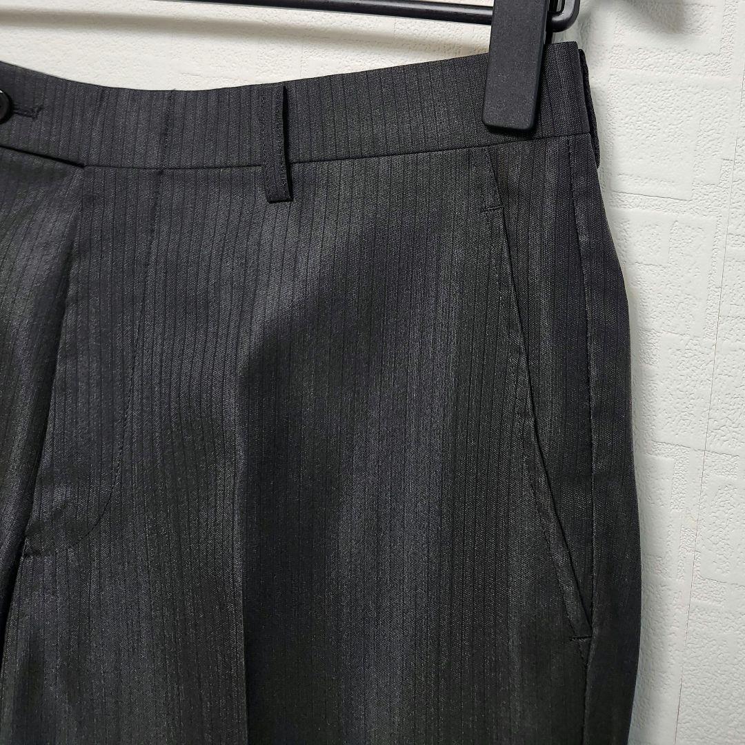 アオキ　レミュー　メンズスーツ　スリーピース　ダークグレー　ストライプ　光沢生地