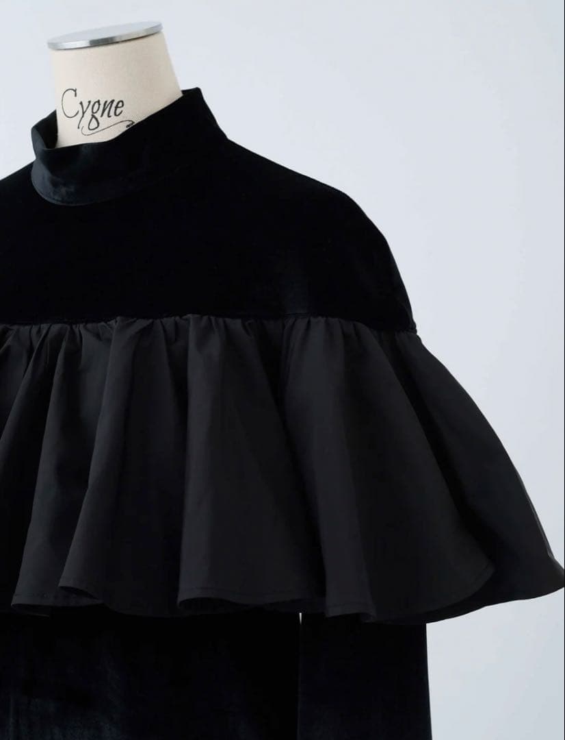 Cygne シーニュ　ベロアフロントフリルトップス Angeli