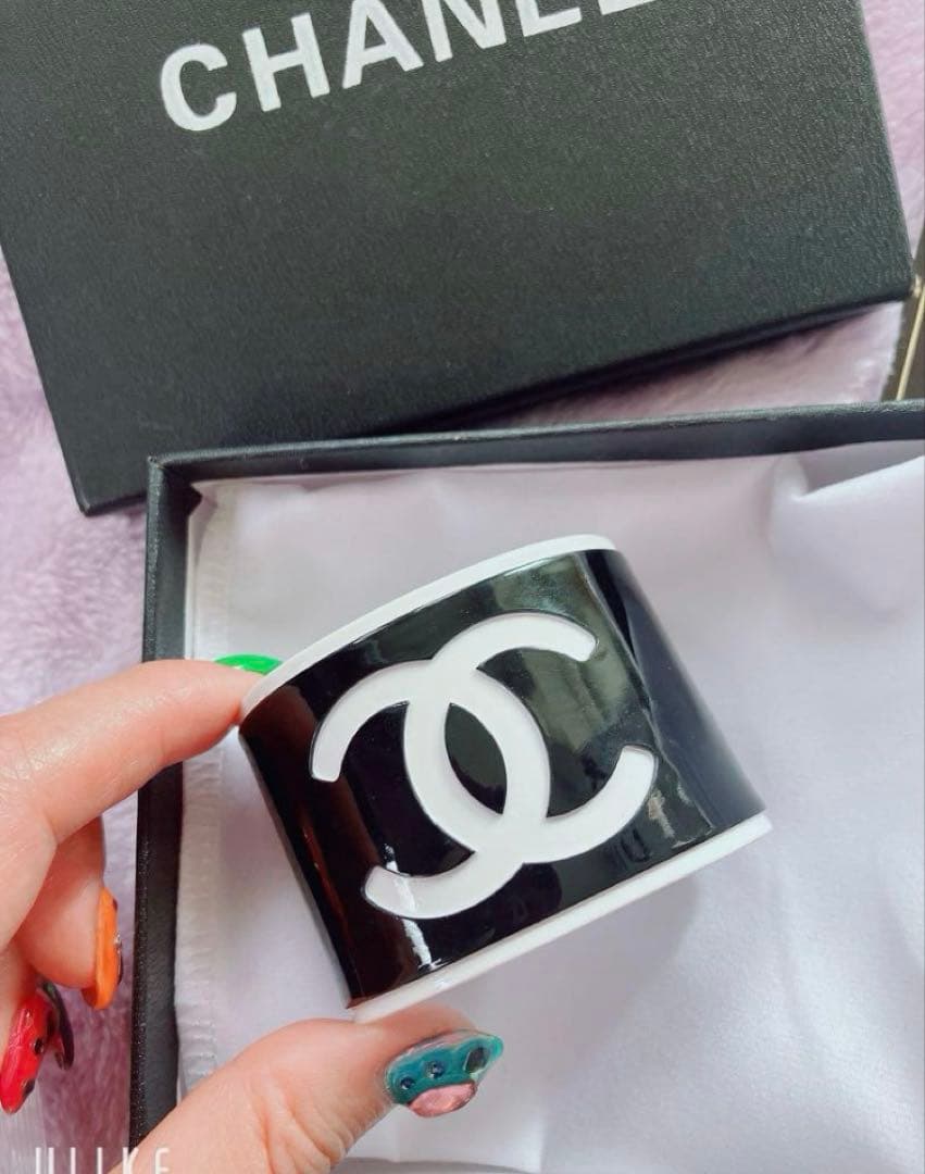 CHANEL マーク入り バングル ブレスレット ブラック