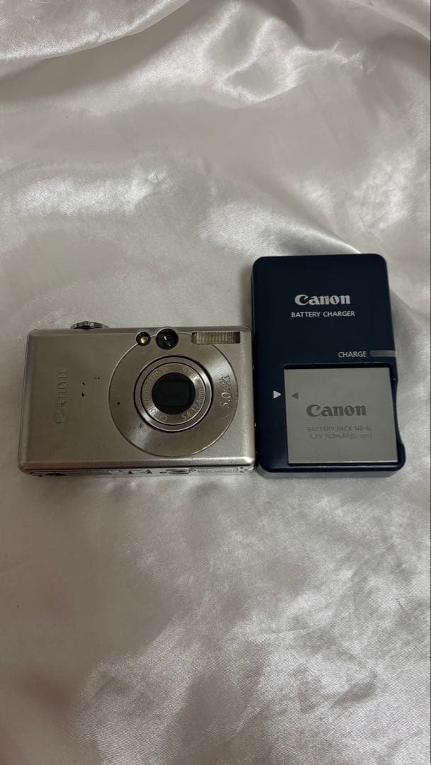 Canonのデジタルカメラ IXY DIGITAL60とバッテリーチャージャー