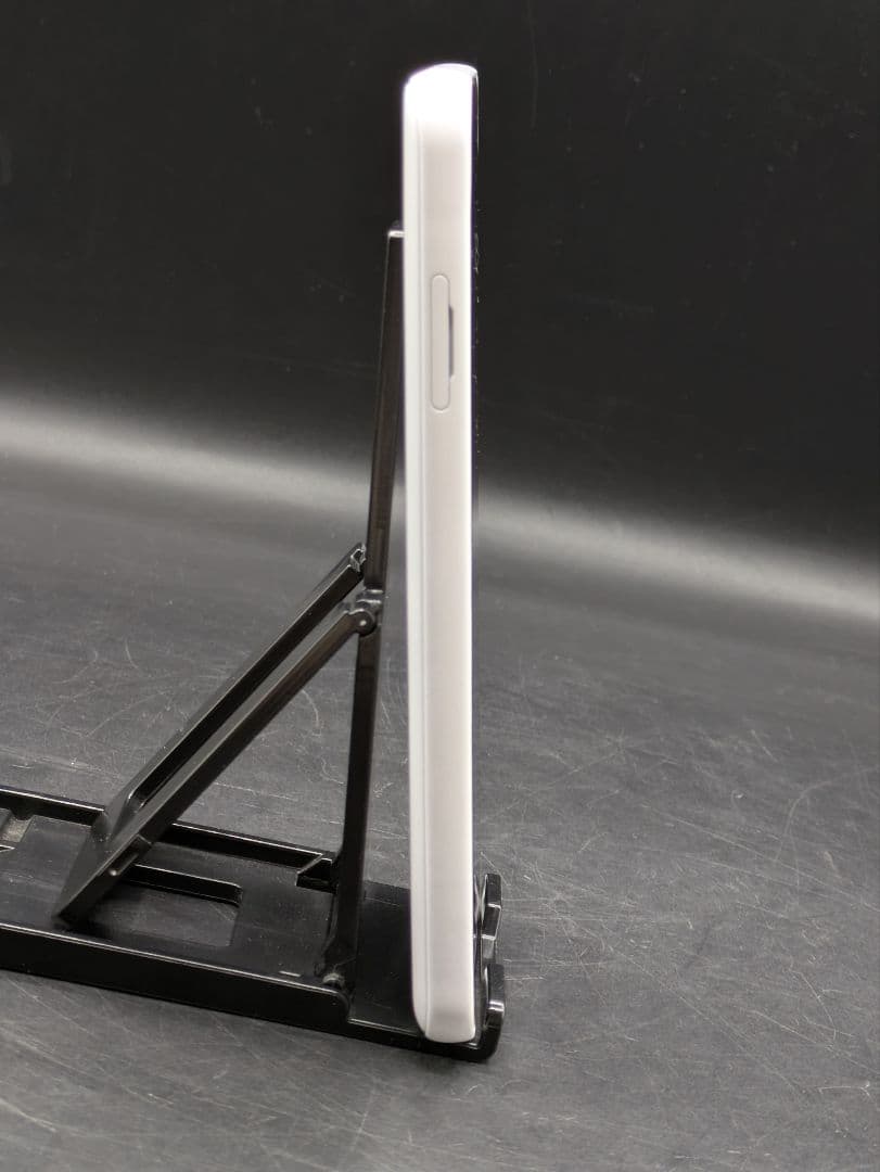 docomo F-51B スマートフォン本体 ホワイト