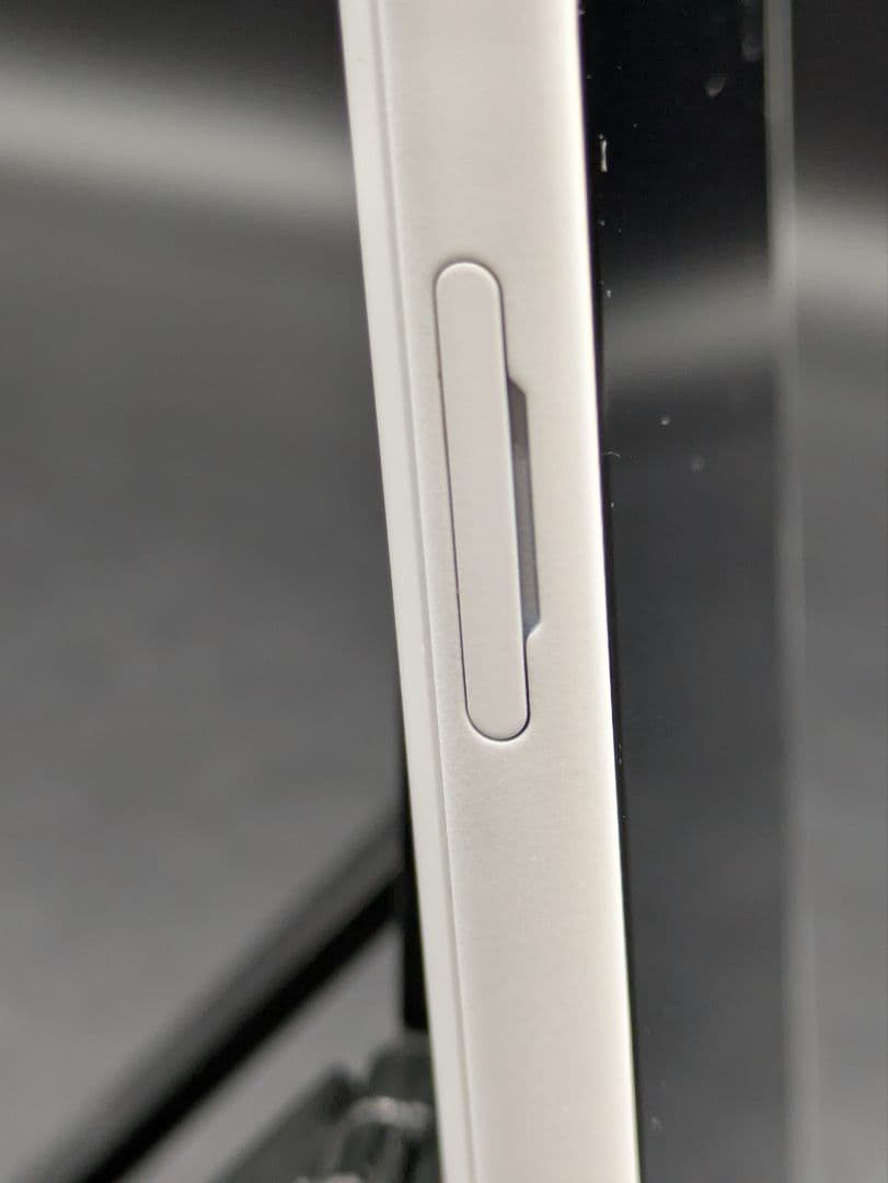 docomo F-51B スマートフォン本体 ホワイト