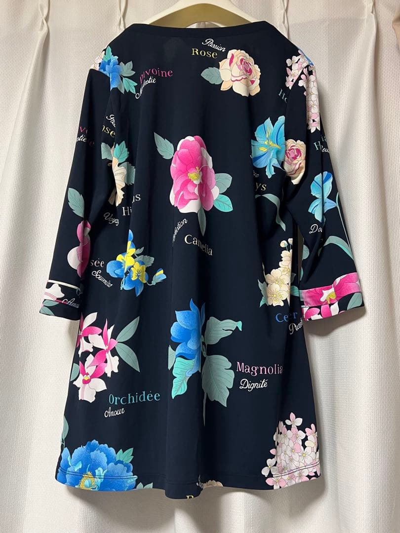 連休中更に更にお値下　レオナール スポーツ　美品チュニック吸湿速乾　44 濃紺