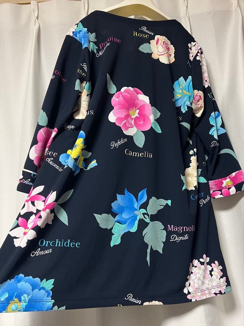 連休中更に更にお値下　レオナール スポーツ　美品チュニック吸湿速乾　44 濃紺