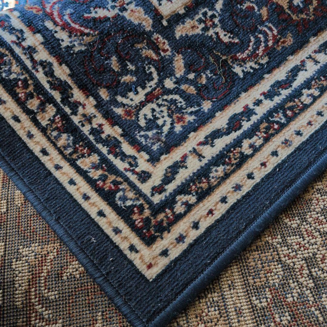 ペルシャ絨毯風のラグ