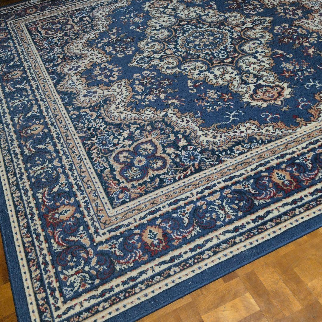 ペルシャ絨毯風のラグ