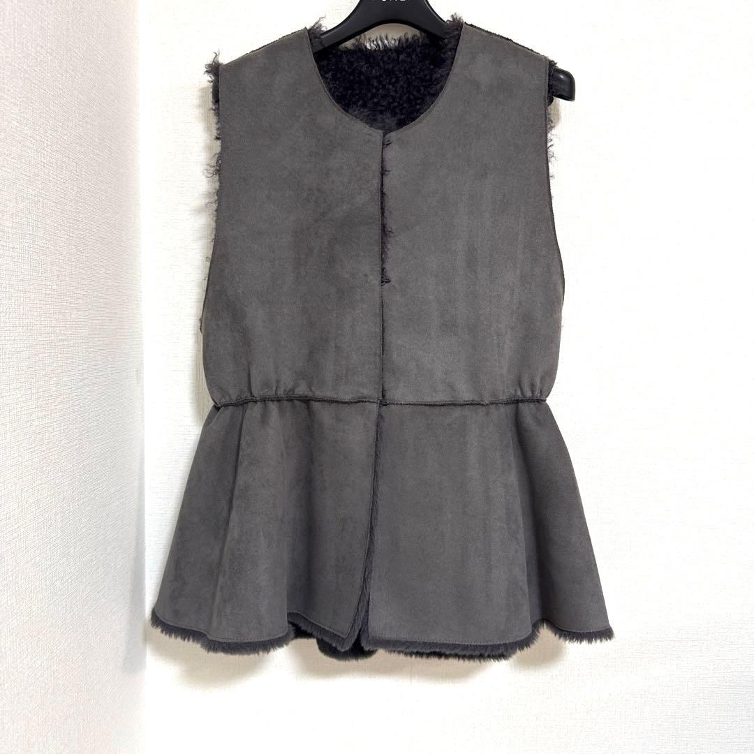リバーシブル　ジレ　フェイクファー　ムートン　ダークグレー ノースリーブベスト