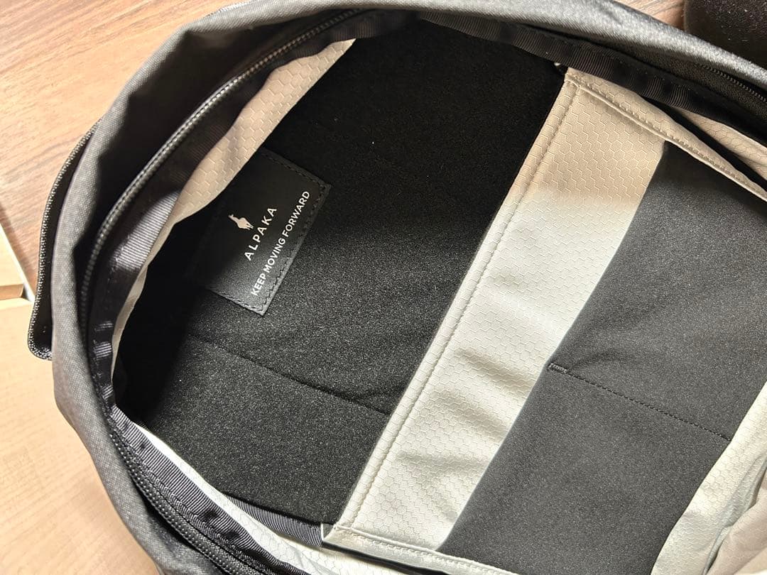 ほぼ新品✨アルパカ メトロバックパック 12ℓ✨おしゃれな最小軽量リュック