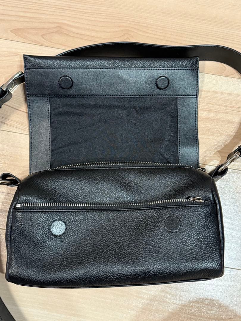 レザーボディバッグ