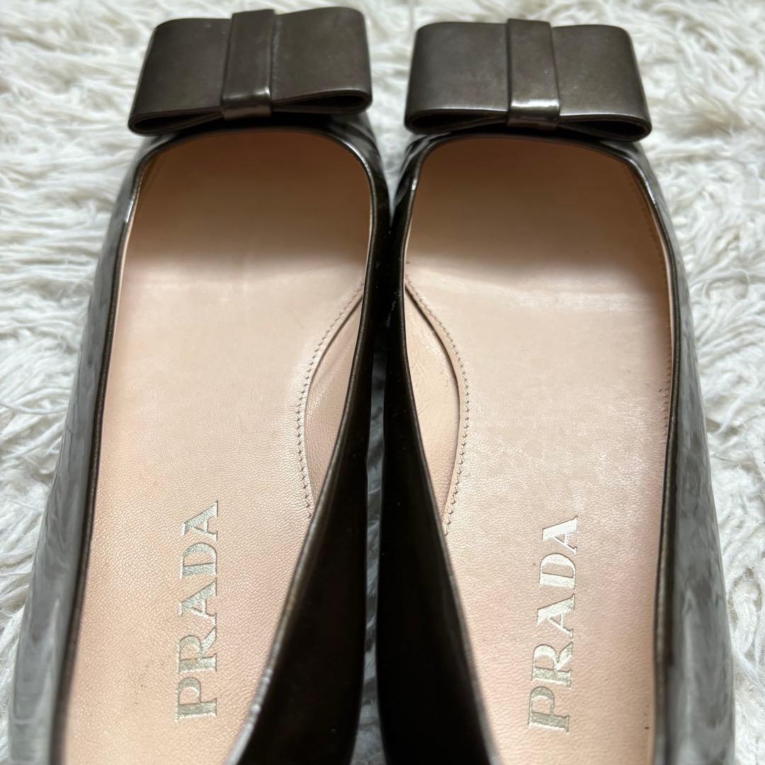 美品　PRADA リボンパンプス　パテントレザー　ダークカーキ　22.5cm
