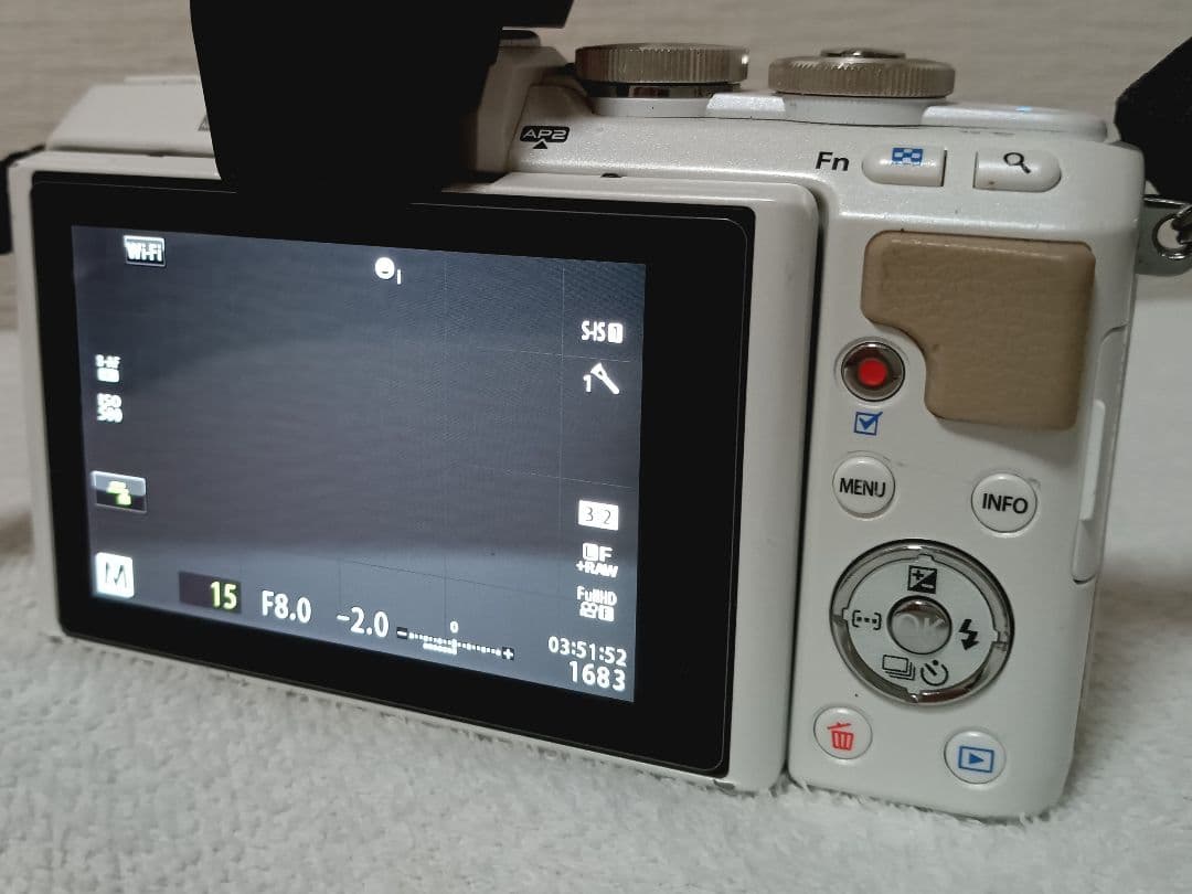 OLYMPUS PEN Lite E-PL7 ボディ ホワイト（レンズ付き）