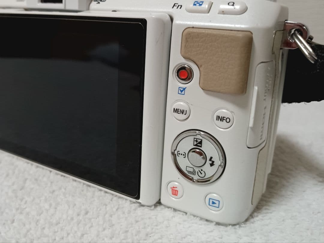 OLYMPUS PEN Lite E-PL7 ボディ ホワイト（レンズ付き）