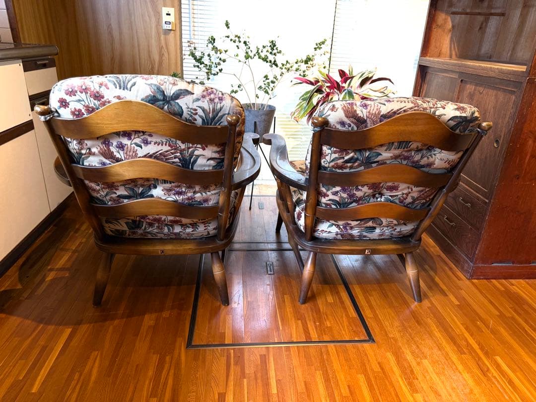 222✴︎　写真右　HIDA 飛騨産業 キツツキマーク アームソファ