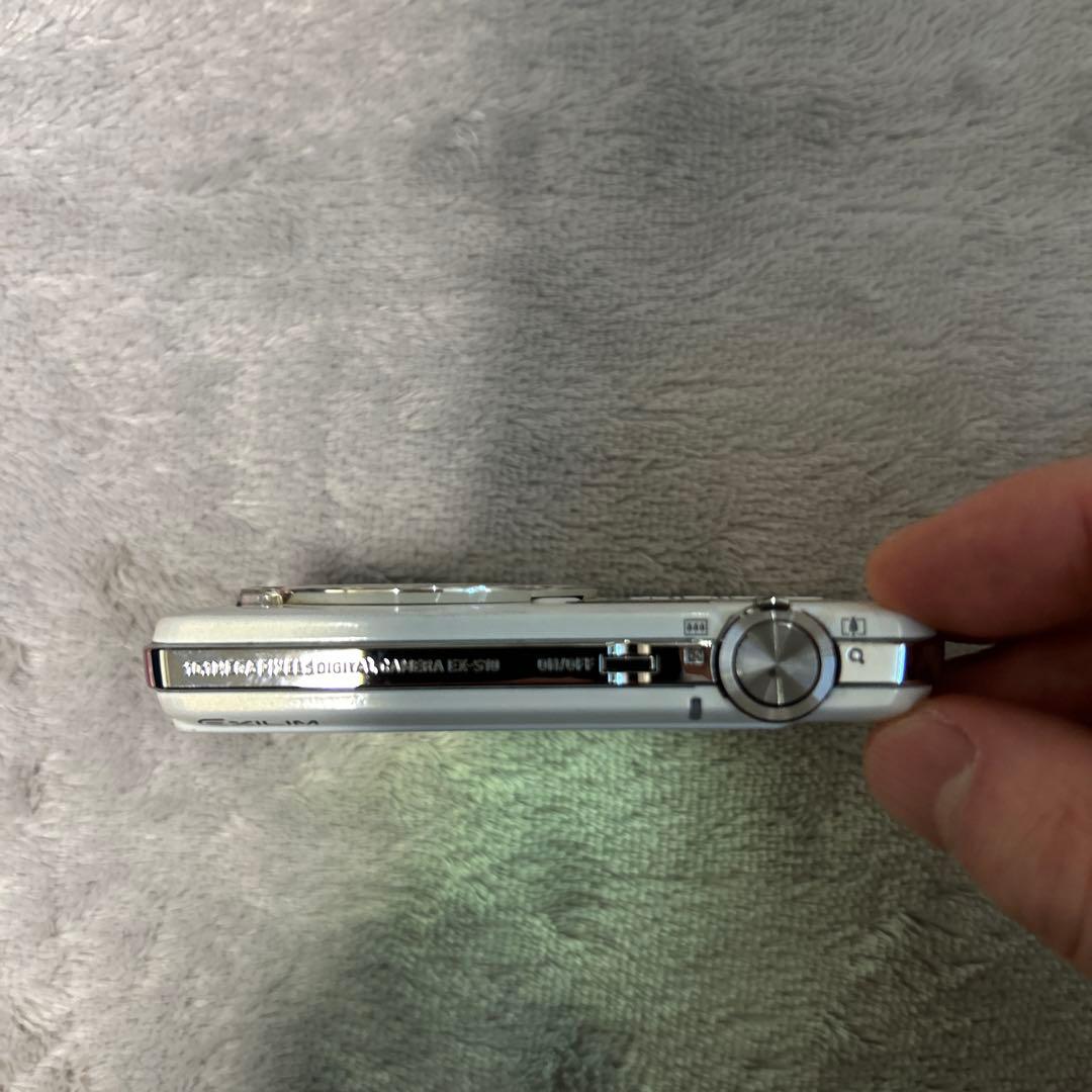 CASIO EXILIM EX-S10 ホワイト　デジタルカメラ　薄型コンパクト