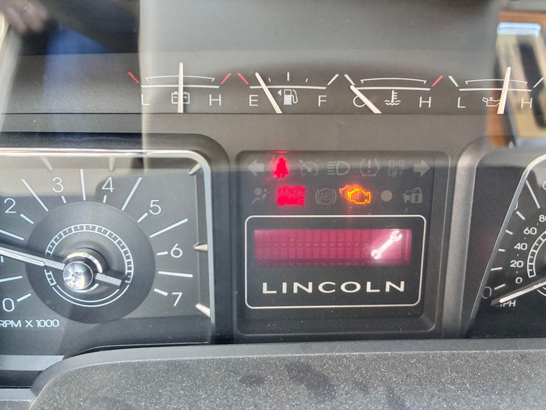 m*i様 Lincoln Navigator ゴールド SUV 5ドア