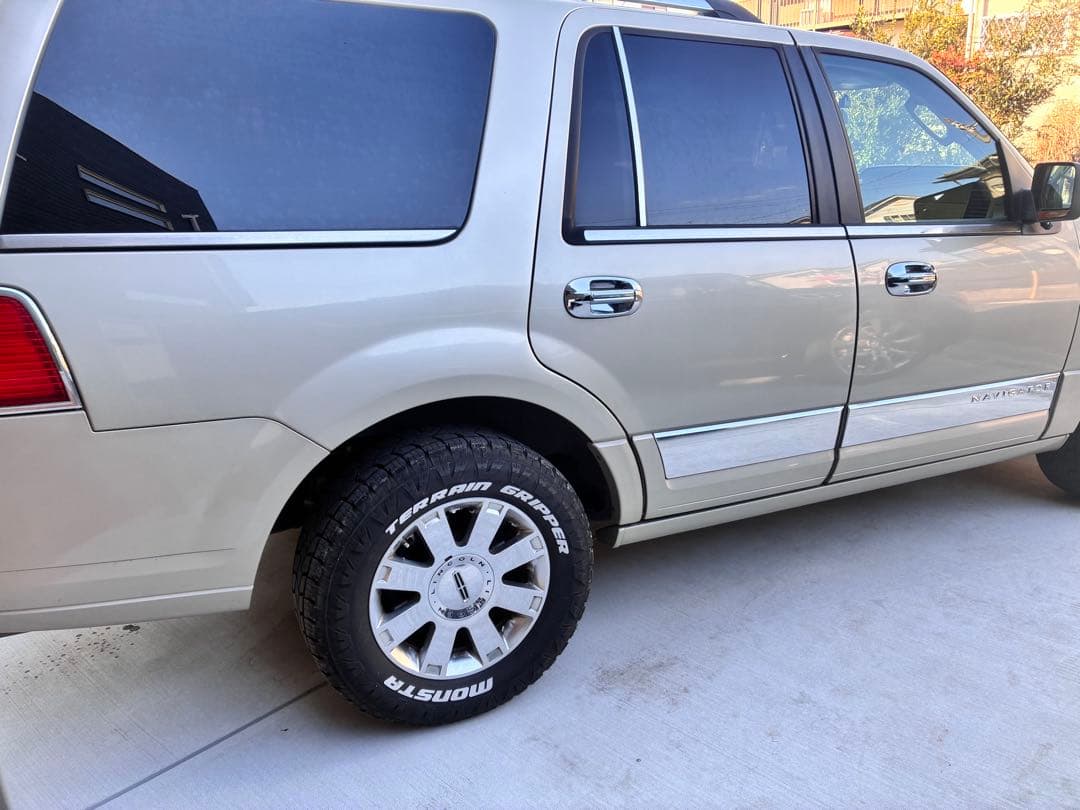 m*i様 Lincoln Navigator ゴールド SUV 5ドア