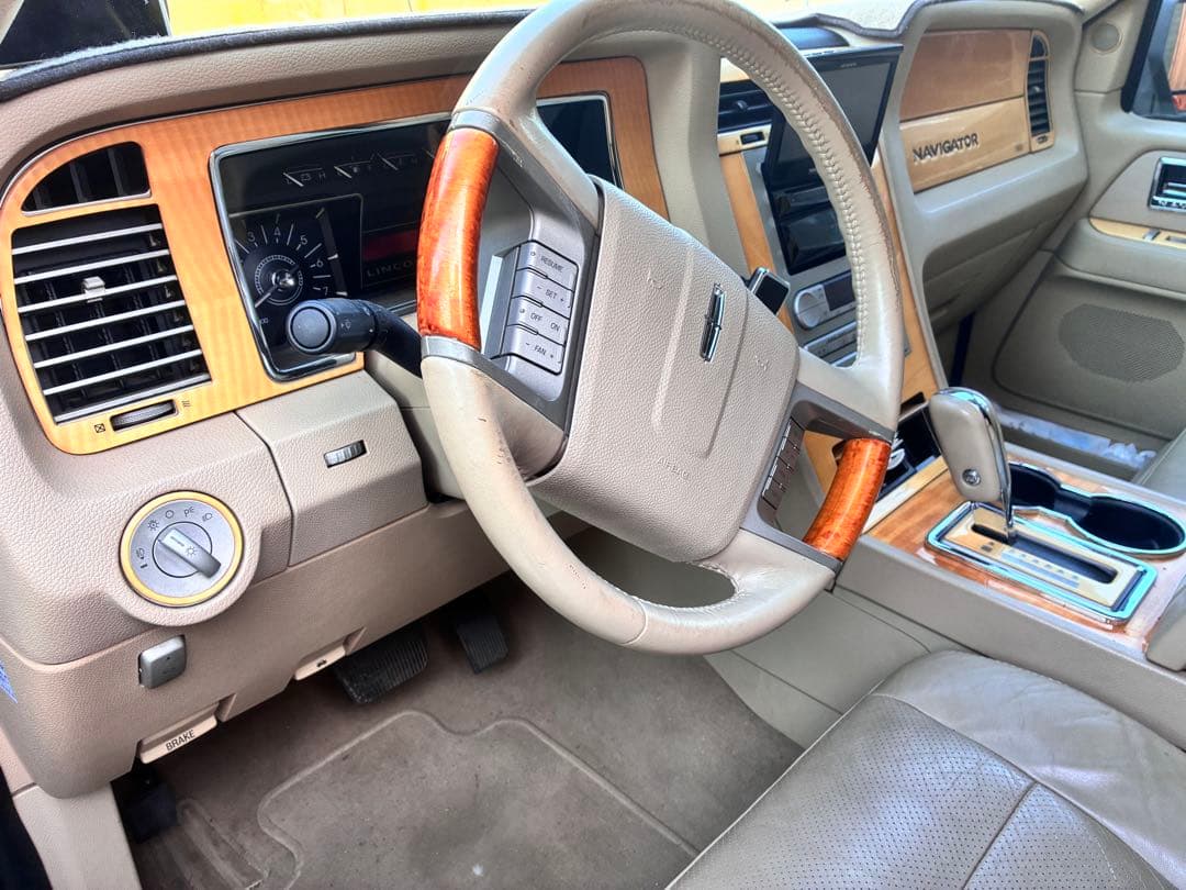 m*i様 Lincoln Navigator ゴールド SUV 5ドア