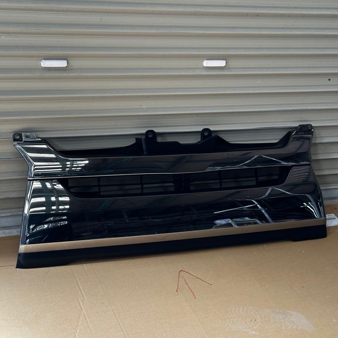 TOYOTA純正　ハイエース　フロントグリル