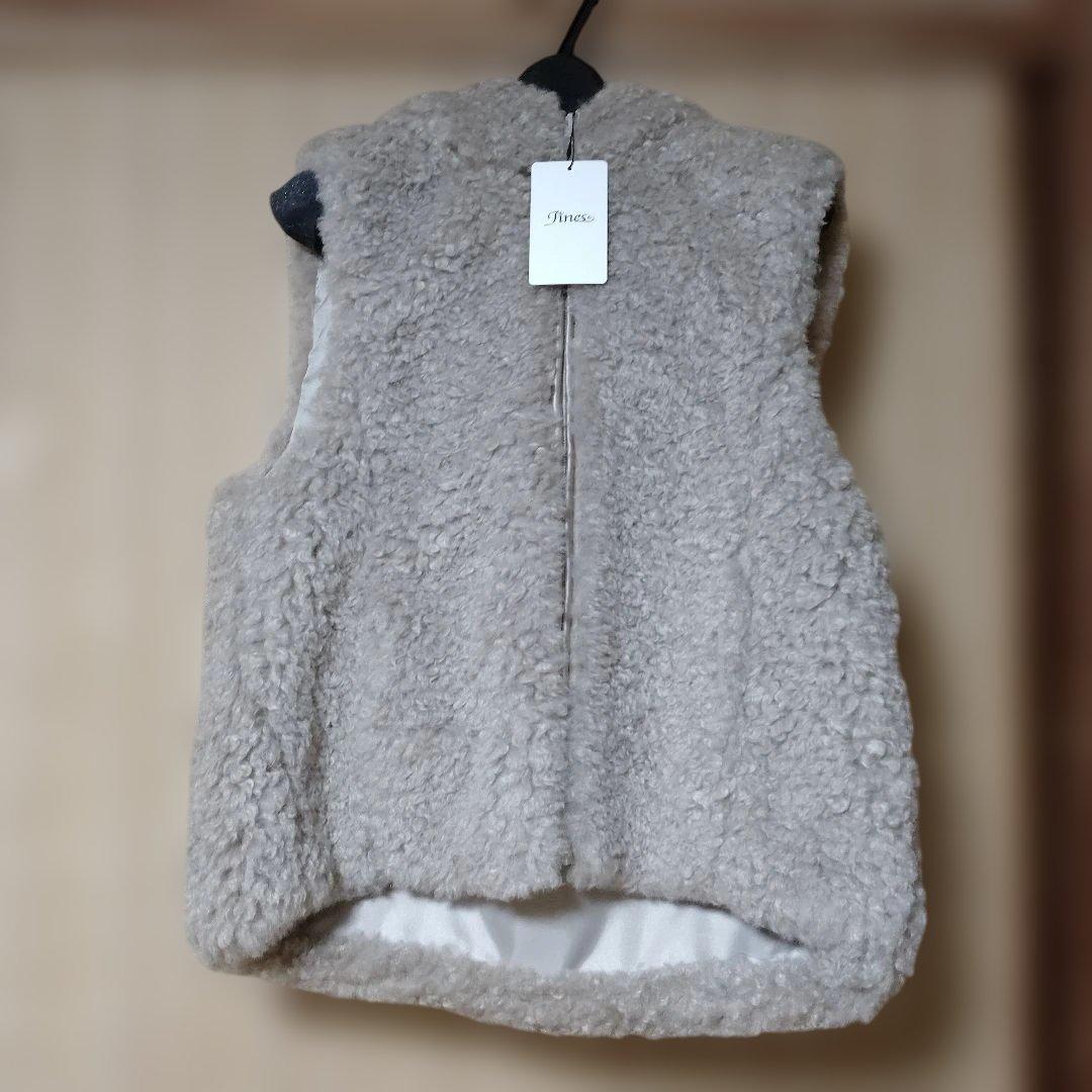 Jinesボア フード付きベスト ベージュ　新品未使用、定価21.780円