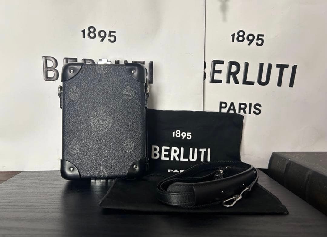 期間限定BERLUTI ブラックレザー ショルダーバッグ