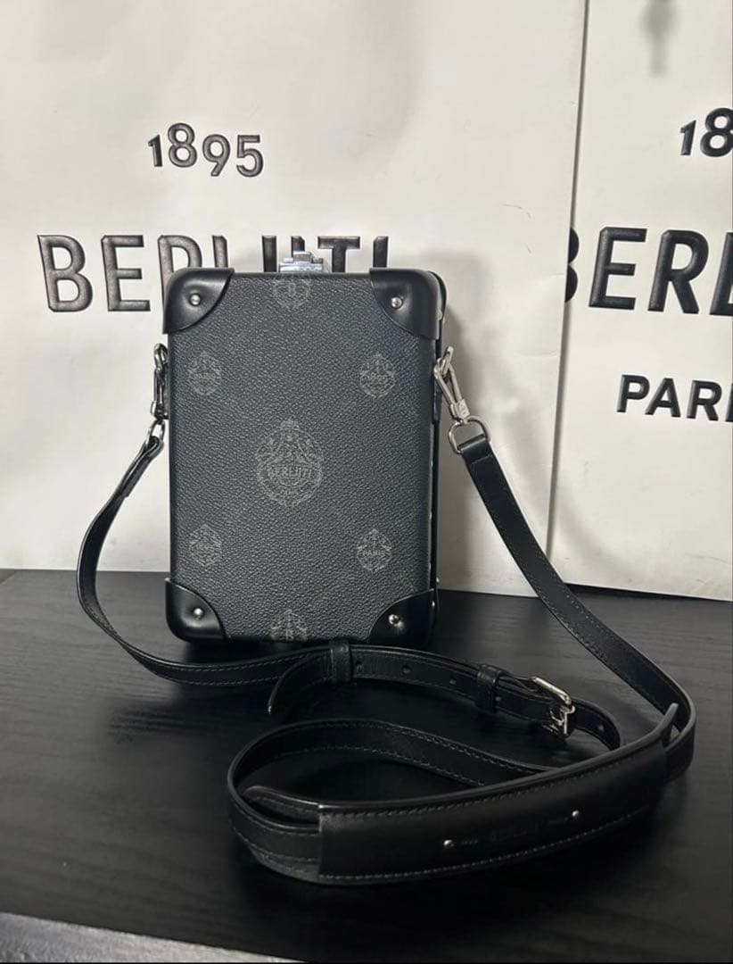 期間限定BERLUTI ブラックレザー ショルダーバッグ