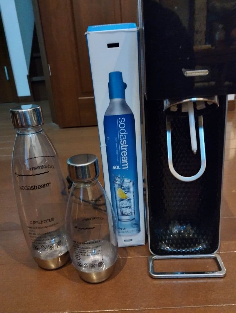SodaStream 炭酸水メーカー 本体+ボトル2本、新品ボンベ1本