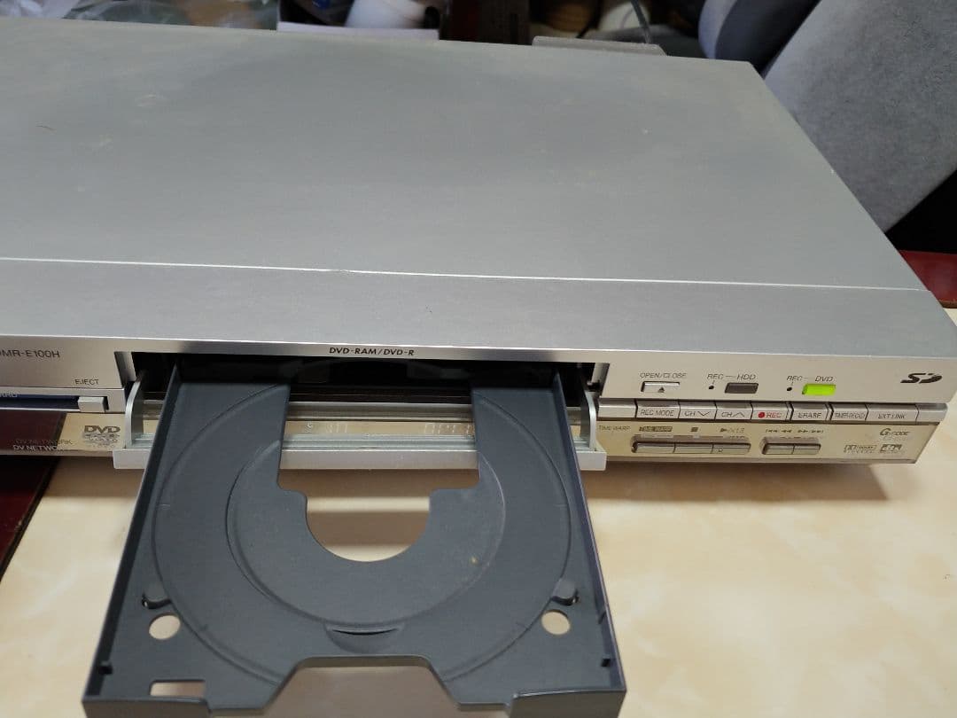 パナソニックDVDビデオレコーダー　DMR-E100h