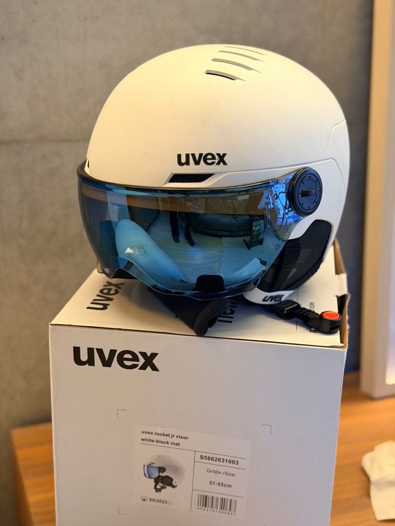 uvex スキーヘルメット バイザー付き（ホワイト）51–55cm