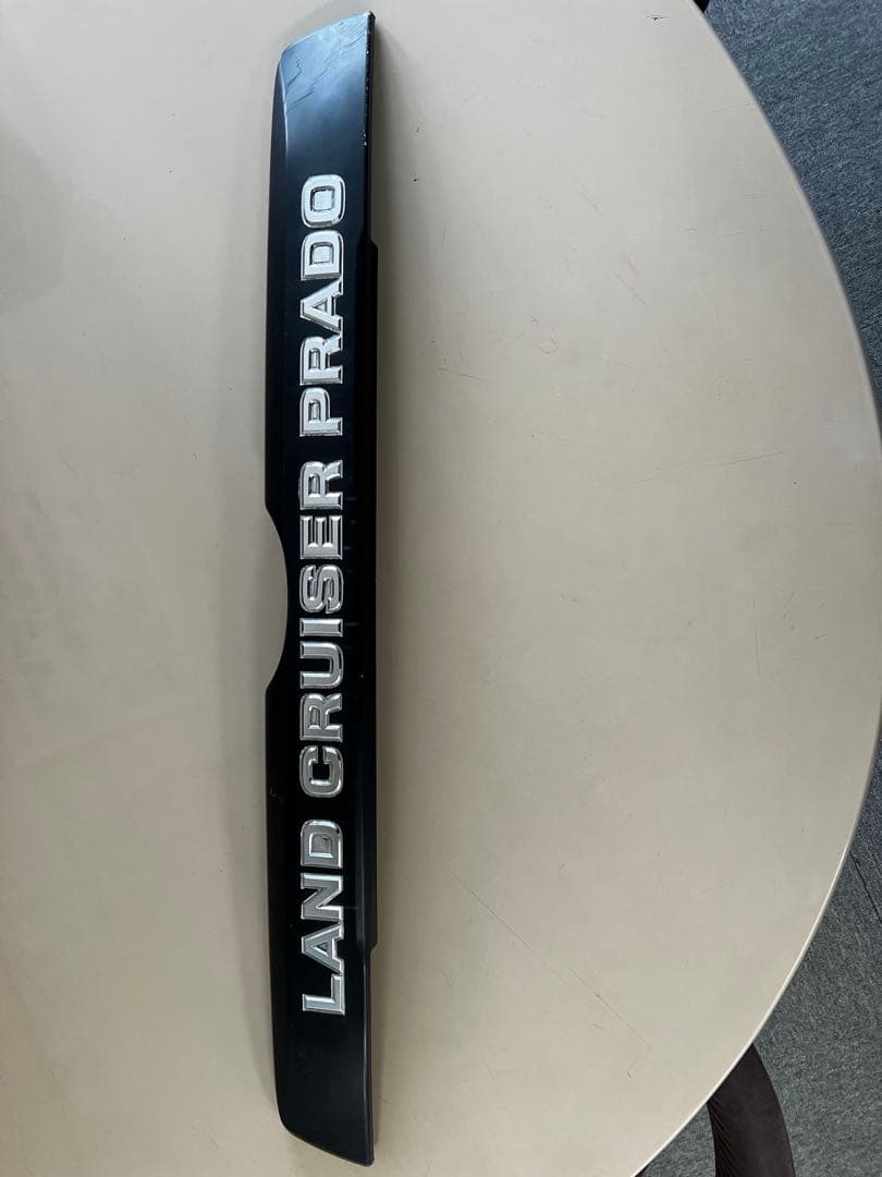 ランドクルーザープラド150後期 リアガーニシュ　ロゴ塗り分け マット　ブラック
