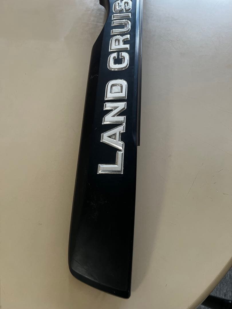 ランドクルーザープラド150後期 リアガーニシュ　ロゴ塗り分け マット　ブラック