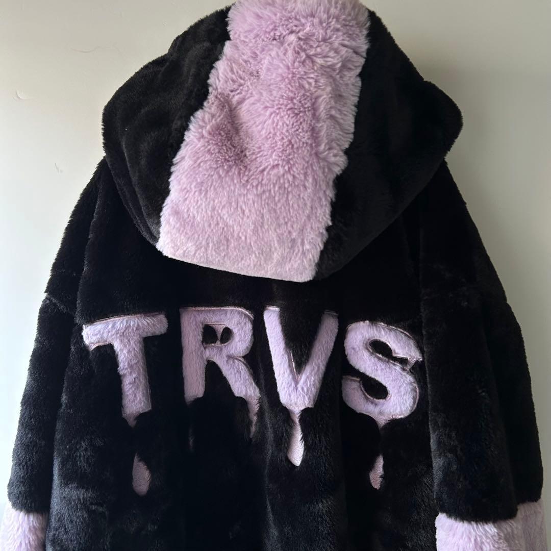 TRAVAS TOKYO ドリップロゴ フェイクファー ハイネックパーカー地雷系