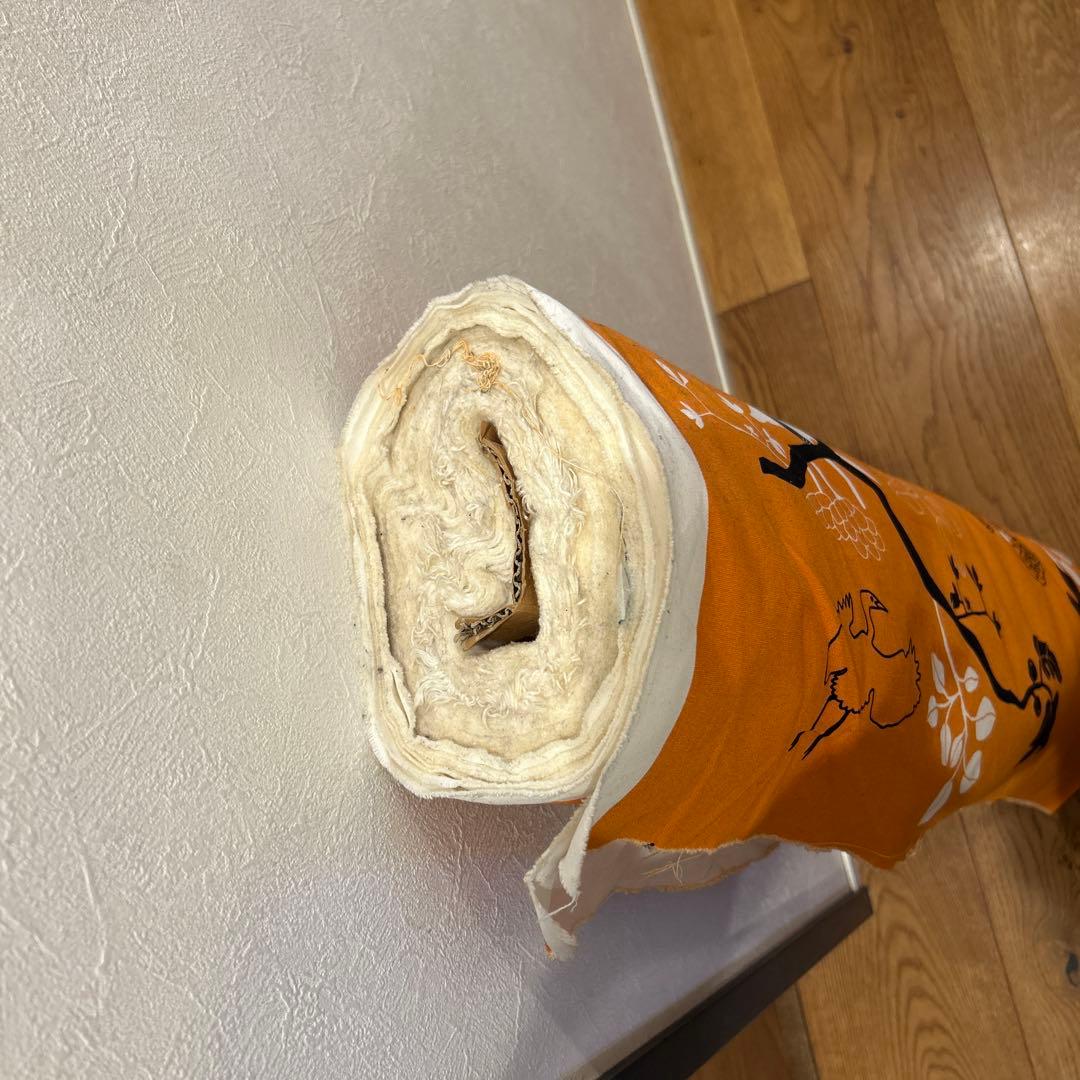 オレンジ色の鳥と植物デザイン布