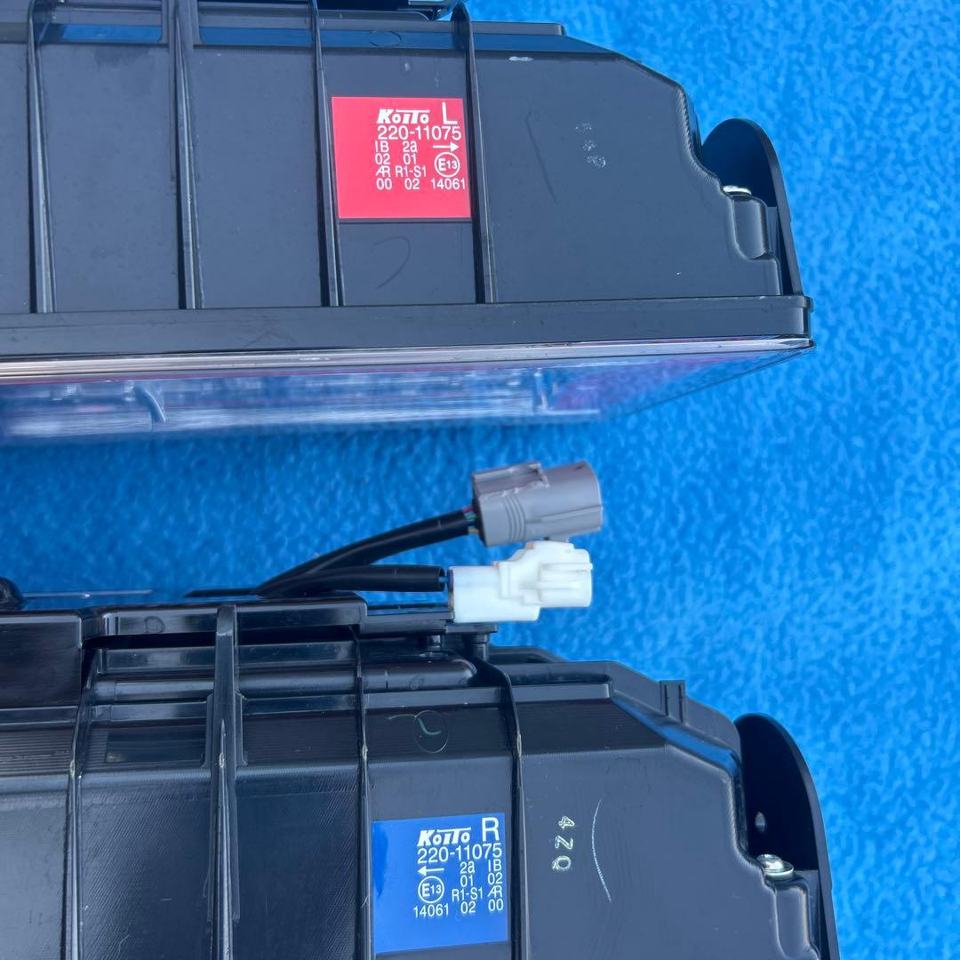 ③ 小糸LEDテールランプ 左右セット　新車外し 25W ノーマルターン