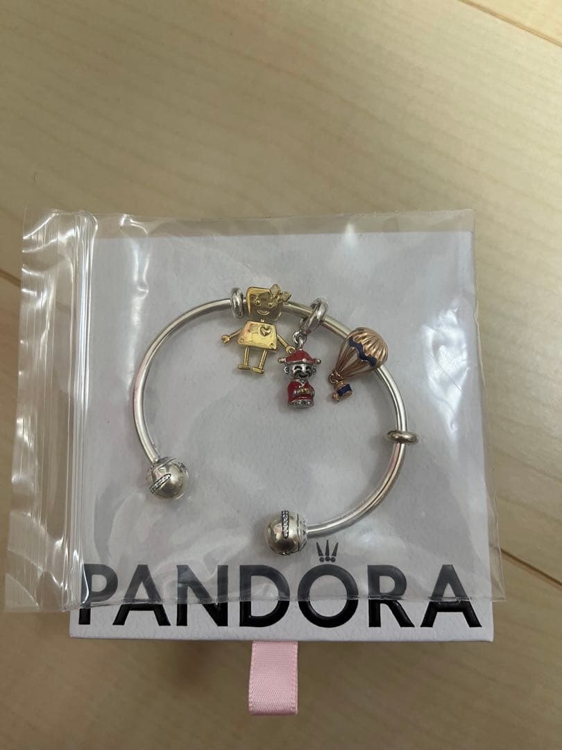 新品未使用　PANDORA シルバーバングル チャーム付き