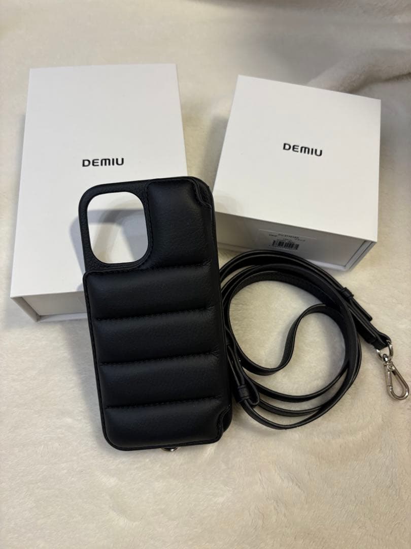 iPhone16用DEMIU ブラック 手帳型ケース ストラップ付