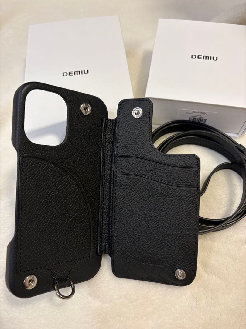 iPhone16用DEMIU ブラック 手帳型ケース ストラップ付