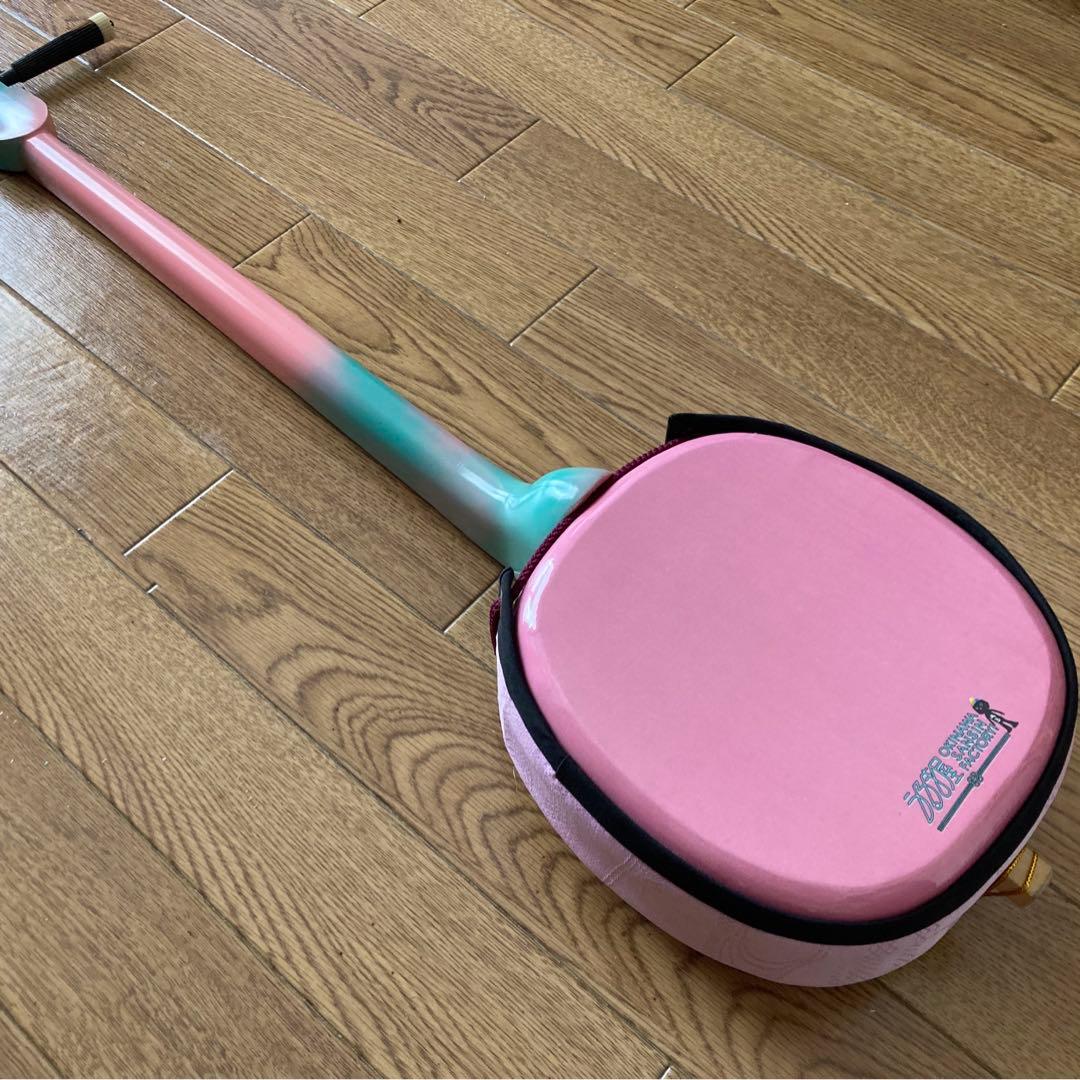 うるま市イメージデザインの三線（戻らないカラクイ付き）棹ピンク