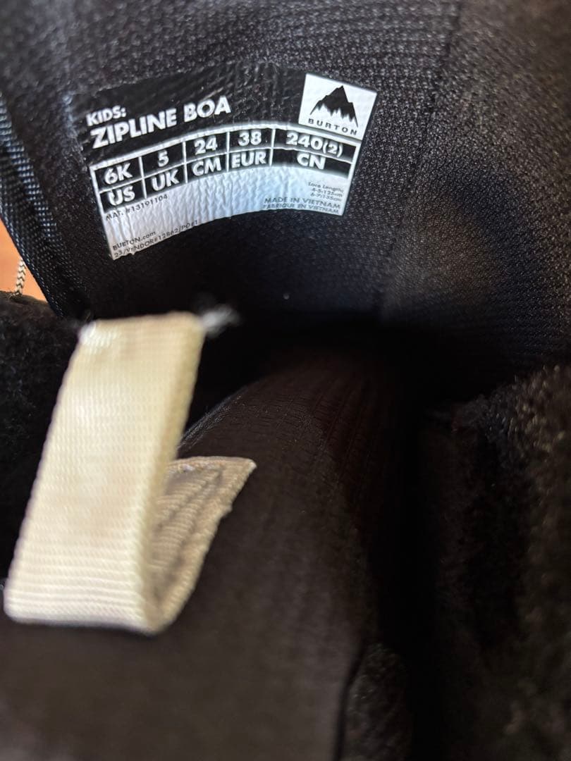 シーズン‼️❗️Burtonキッズ用スノーボードブーツ 黒ボアシステム付き24センチ