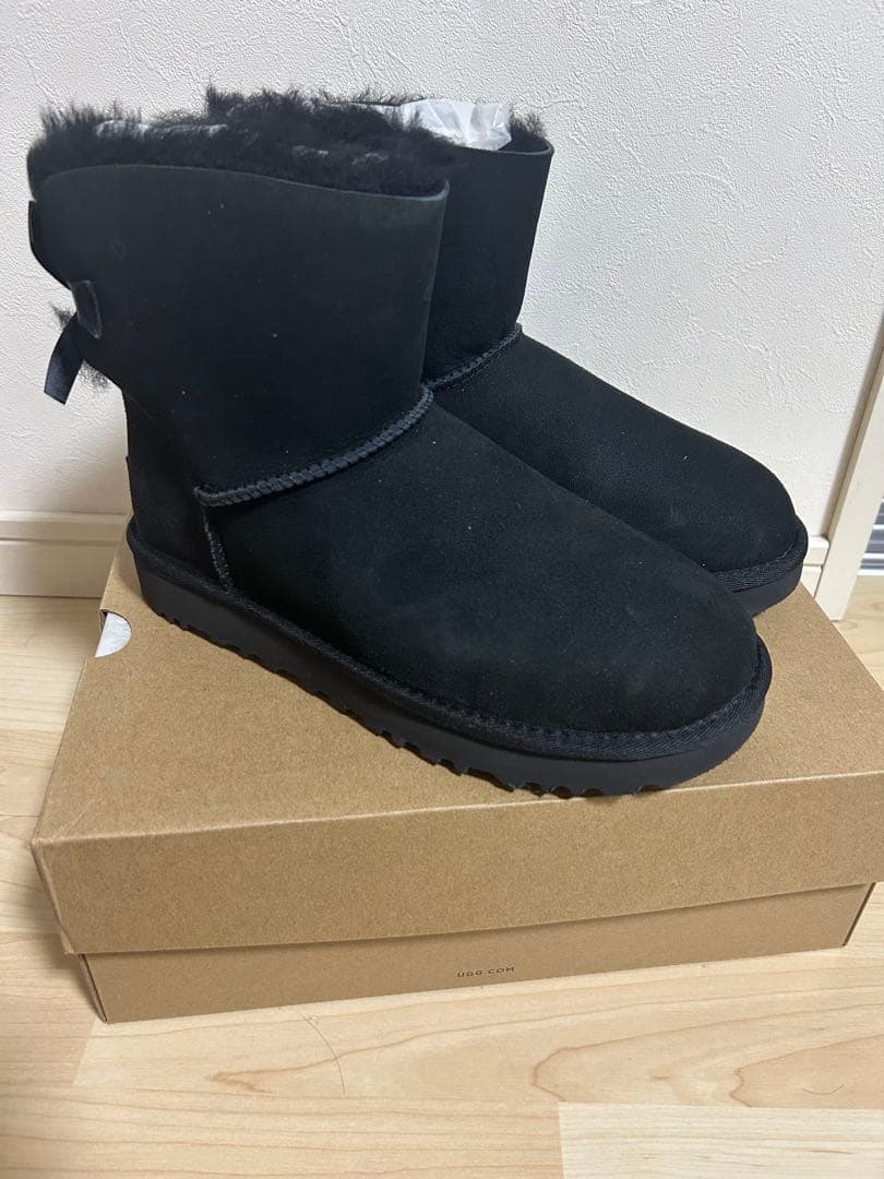 新品　UGG ベイリーボウ2 ブラック　ムートンブーツ リボン付き 24㎝