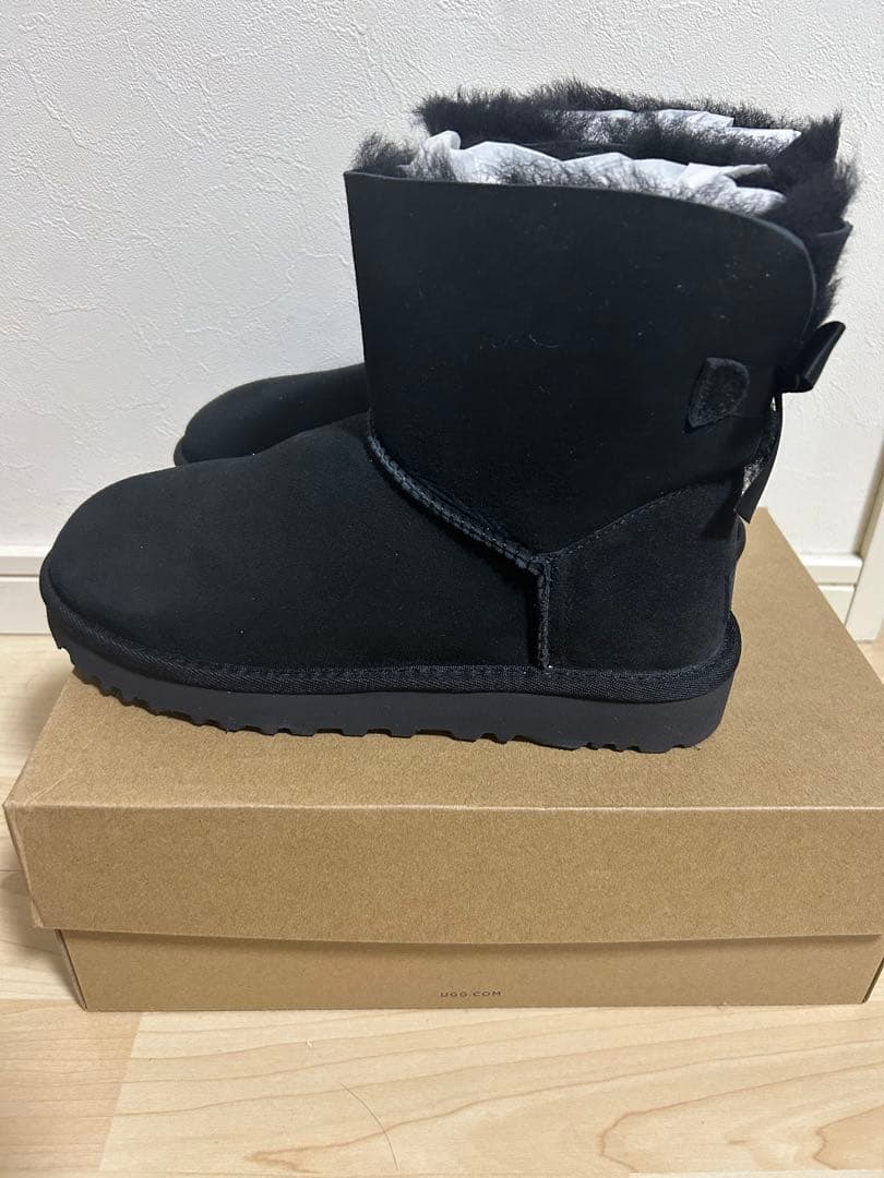 新品　UGG ベイリーボウ2 ブラック　ムートンブーツ リボン付き 24㎝