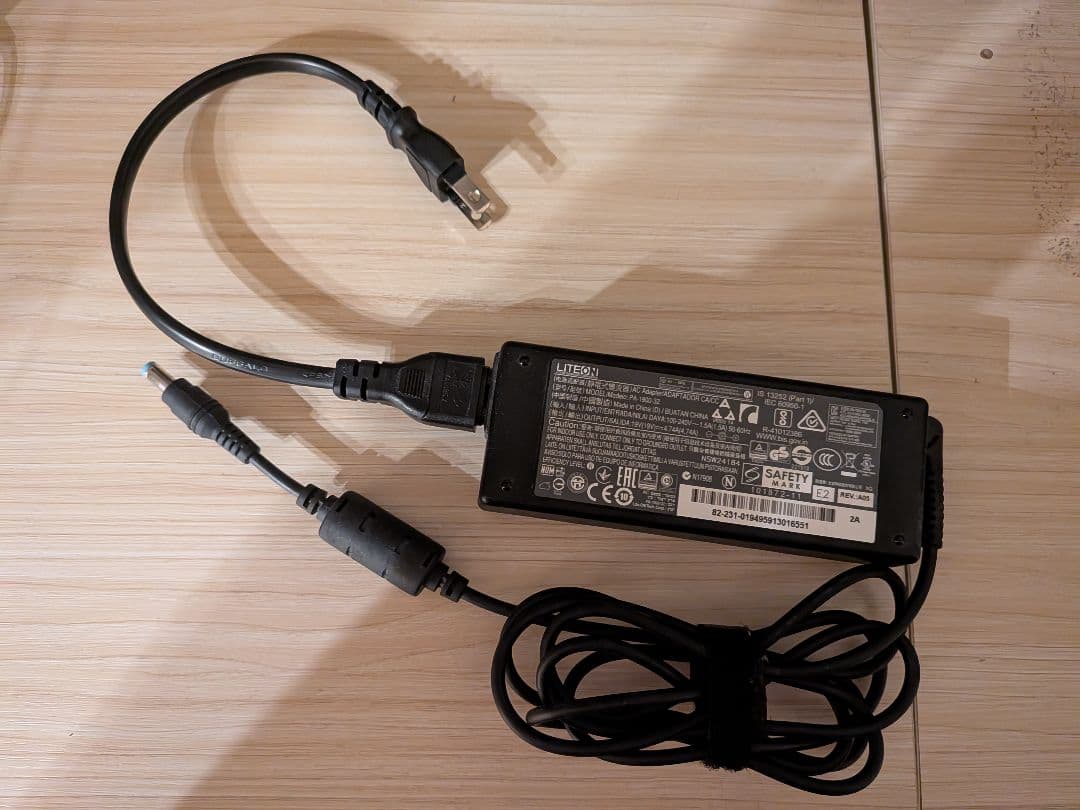 Intel NUC8i3beh ミニPC 本体と電源アダプター