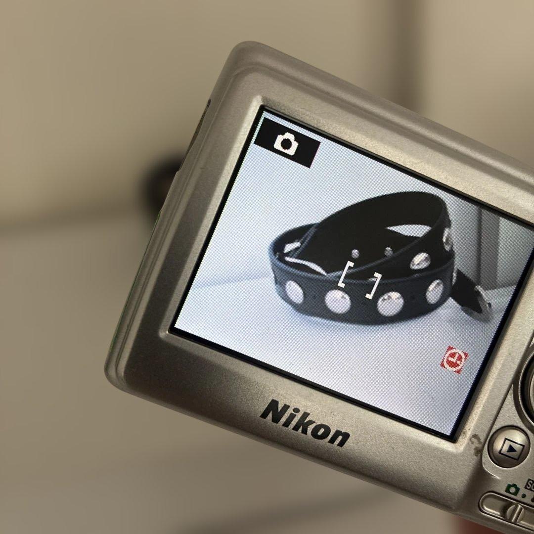 Nikon シルバー コンパクトデジタルカメラ