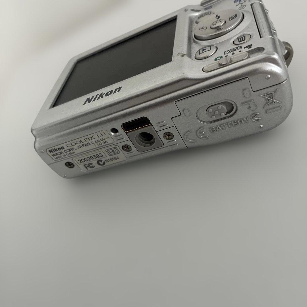 Nikon シルバー コンパクトデジタルカメラ