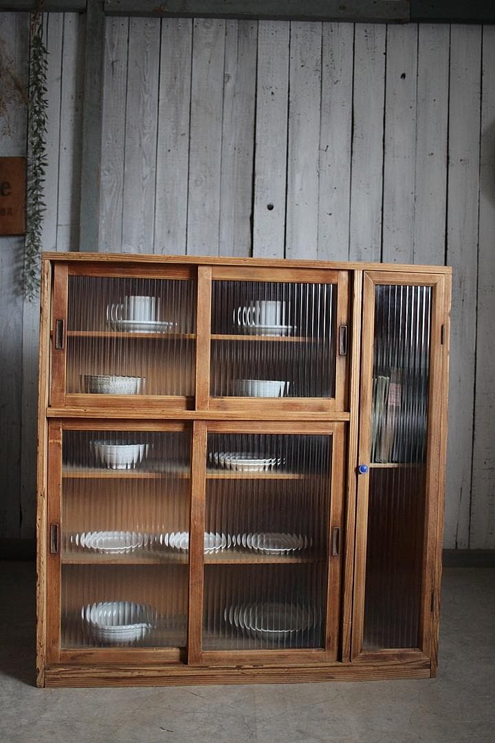 古い木枠のモールガラス戸棚　収納棚　食器棚　キャビネット　古家具